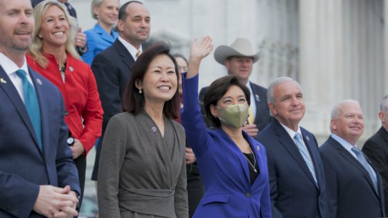 "선택" Michelle Park Steele 하원의원(왼쪽)과 Young Kim이 2020년 새로 선출된 하원의원의 취임식 후 카메라를 향해 손을 흔들며 사진을 찍고 있습니다. [CONNECT PICTURES]
