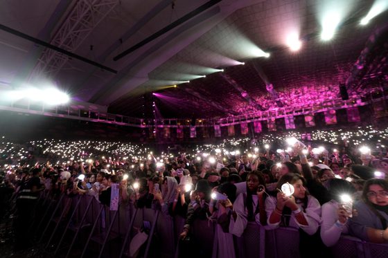 9월 30일과 10월 1일 이틀간 사우디아라비아에서 열리는 KCON 2022 페스티벌에서 K-pop 팬들이 좋아하는 그룹을 응원하고 있다. [[CJ ENM]