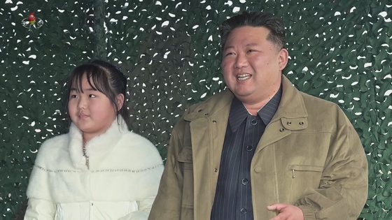김정은 북한 노동당 위원장(오른쪽)과 딸이 24일 평양국제공항에서 화성-17형 대륙간탄도미사일(ICBM)형 발사를 지켜보고 있다. [YONHAP]