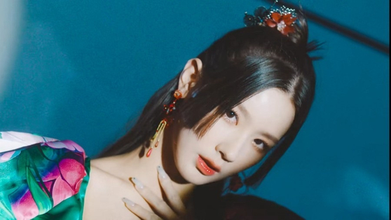    I-DLE 걸 그룹 (G) 신곡 '화아'뮤직 비디오에서 촬영 한 사진으로 한국 팬들이 엄격한 한국어를 고수하지 않고 전통 주제로 일본과 중국의 이미지를 사용했다고 비판했다. [CUBE ENTERTAINMENT]