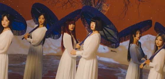 걸 그룹 (여자) 아이들 뮤직 비디오에서 촬영 한 신곡 화아 (Hwaa)는 한국 팬들이 엄격한 한국어를 고수하기보다는 노래의 전통 주제에 일본과 중국의 이미지를 사용했다고 비판했다. [CUBE ENTERTAINMENT]