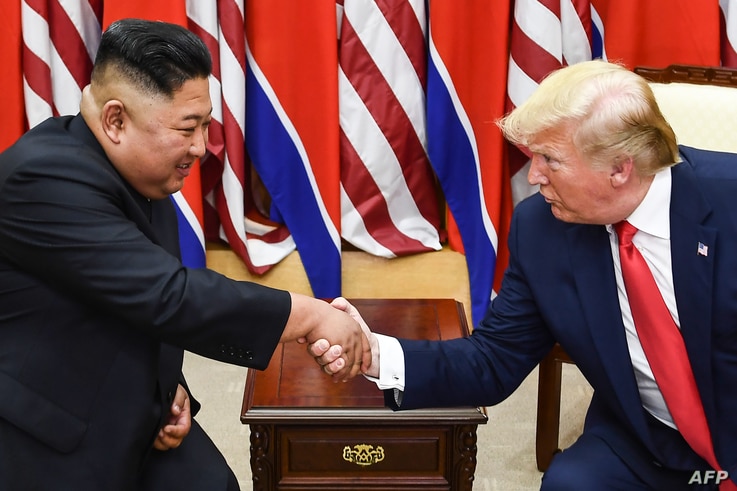 (파일) 2019 년 6 월 30 일 찍은이 파일 사진에서 김정은 북한 지도자 (왼쪽)와 도널드 트럼프 미국 대통령 ...