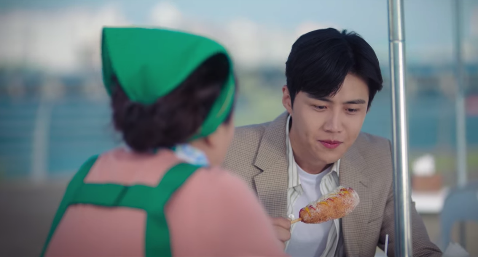 한집 영 김선호가 스타트 업에서 콘도 그를 먹는다.  사진 : Netflix