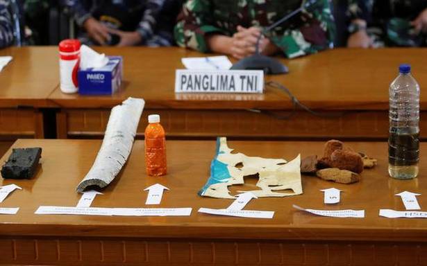 구조 대원들이 실종 된 인도네시아 잠수함이 침몰하고 금이 간 것을 발견