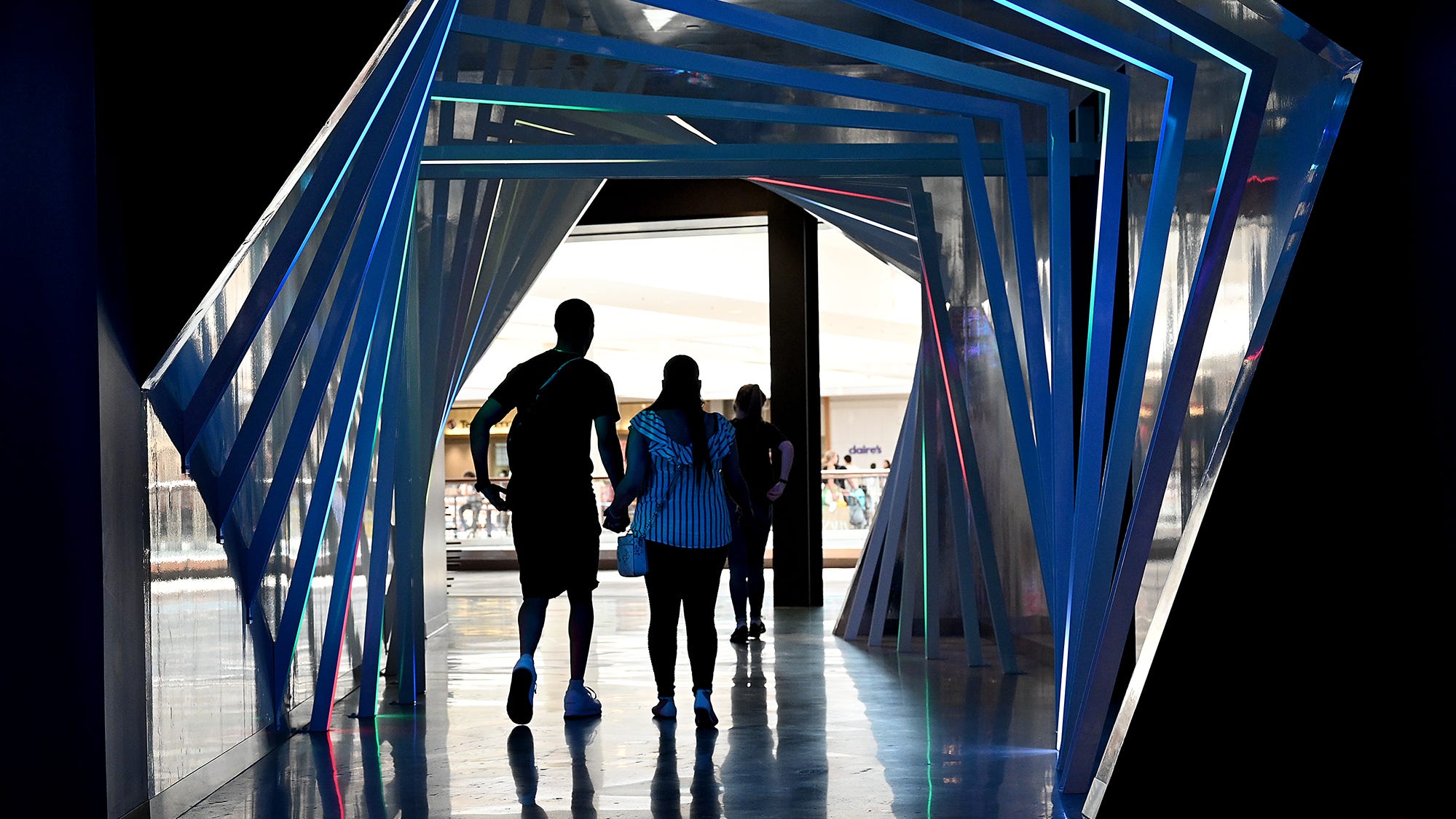 방문객들은 2021 년 6 월 17 일 Natick Mall의 새로운 성인 엔터테인먼트 단지 인 Level99의 터널을 통해 빠져 나갑니다.