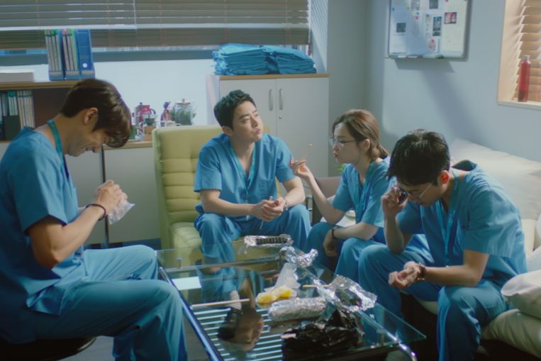 Hospital 2 재생 목록은 tvN 역사상 첫 번째 에피소드, 엔터테인먼트 뉴스 및 주요 뉴스에서 가장 높은 시청률을 기록했습니다.