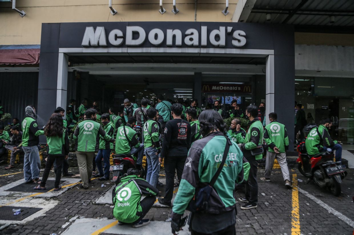 인도네시아 방탄 소년단 팬들은 음식 배달 라이더를 위해 RM44,000을 모았습니다.