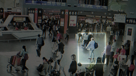 김정남이 살해되기 불과 ​​몇 분 전 쿠알라룸푸르 국제공항에 있는 CCTV 영상.[THE COOP]