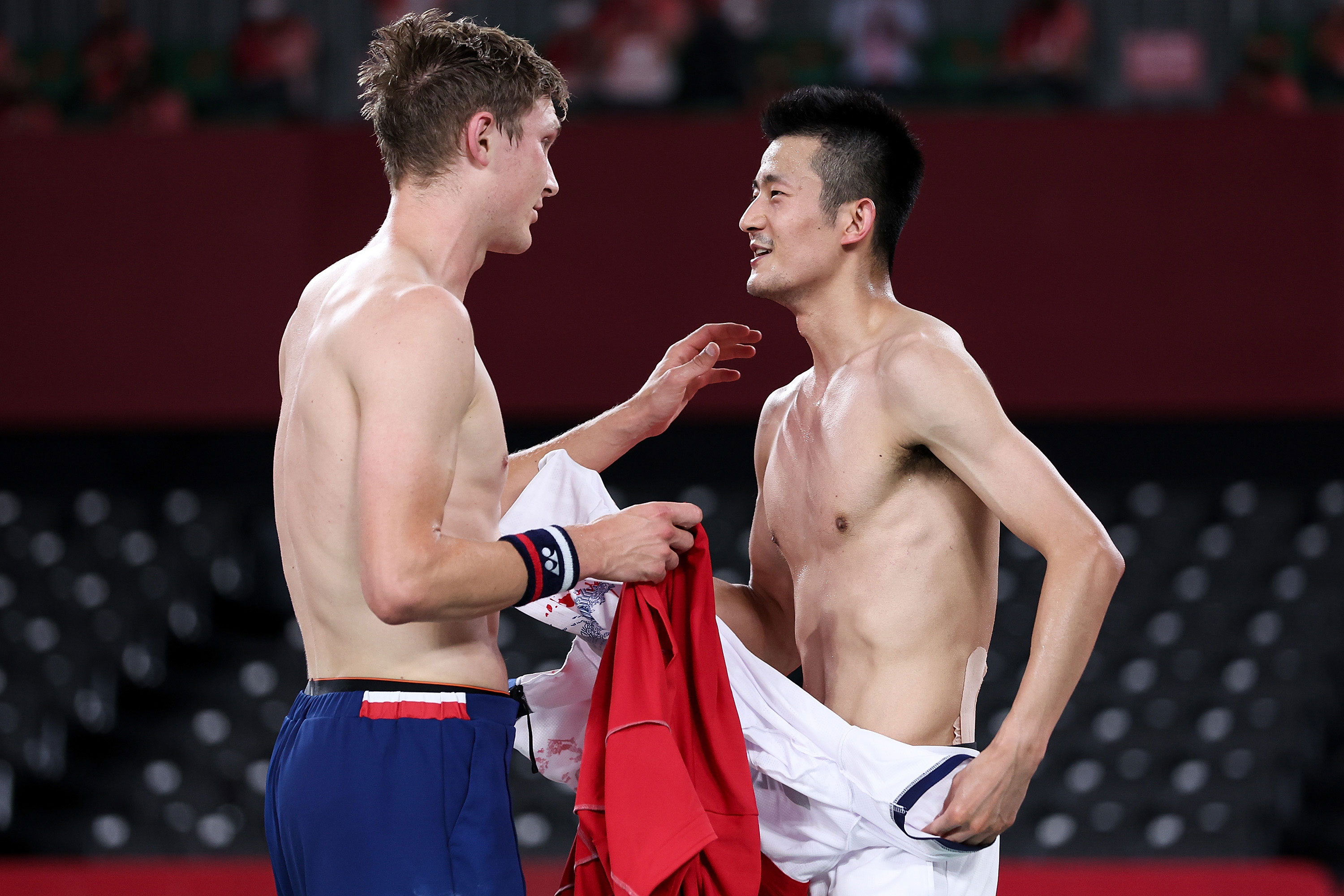 덴마크의 빅토르 악셀센(왼쪽)이 8월 2일 배드민턴 단식 결승전 후 중국의 천롱과 이야기하고 있다.