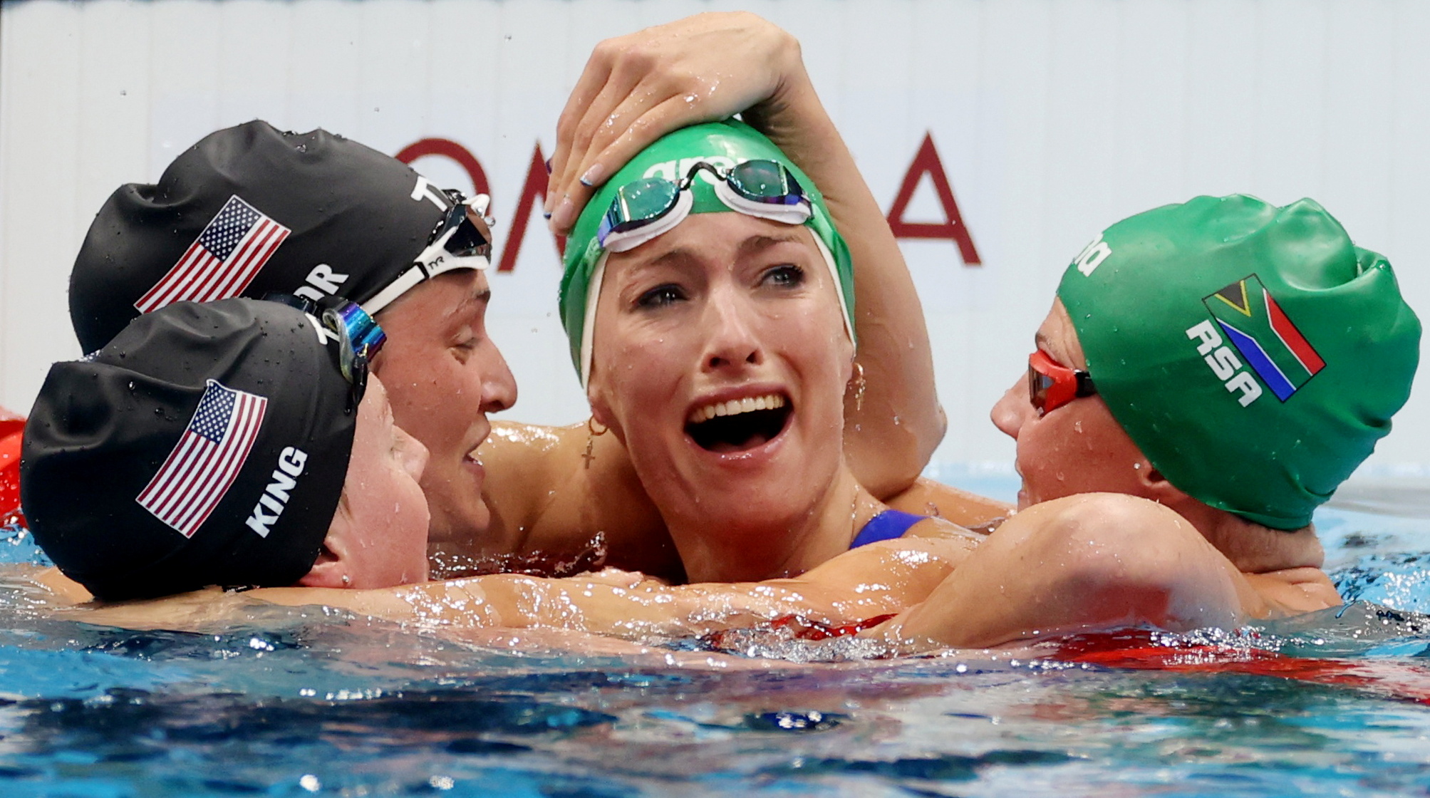 남아프리카 공화국의 수영 선수 Tatiana Schoenmaker가 7월 30일 200m 평영에서 금메달을 딴 후 동료 선수들(왼쪽부터 American Lily King, American Annie Lazur, 남아프리카 공화국 Kaylene Corbett)로부터 축하를 받고 있습니다.