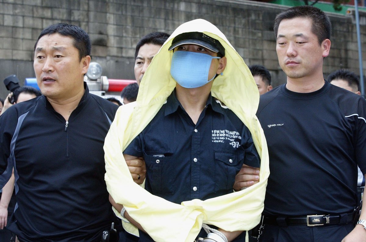 연쇄살인마 유영철 '레인코트 킬러: 포식자를 쫓는 한국' 의료용 마스크 쓰고 노란 방범복 장지로 이송