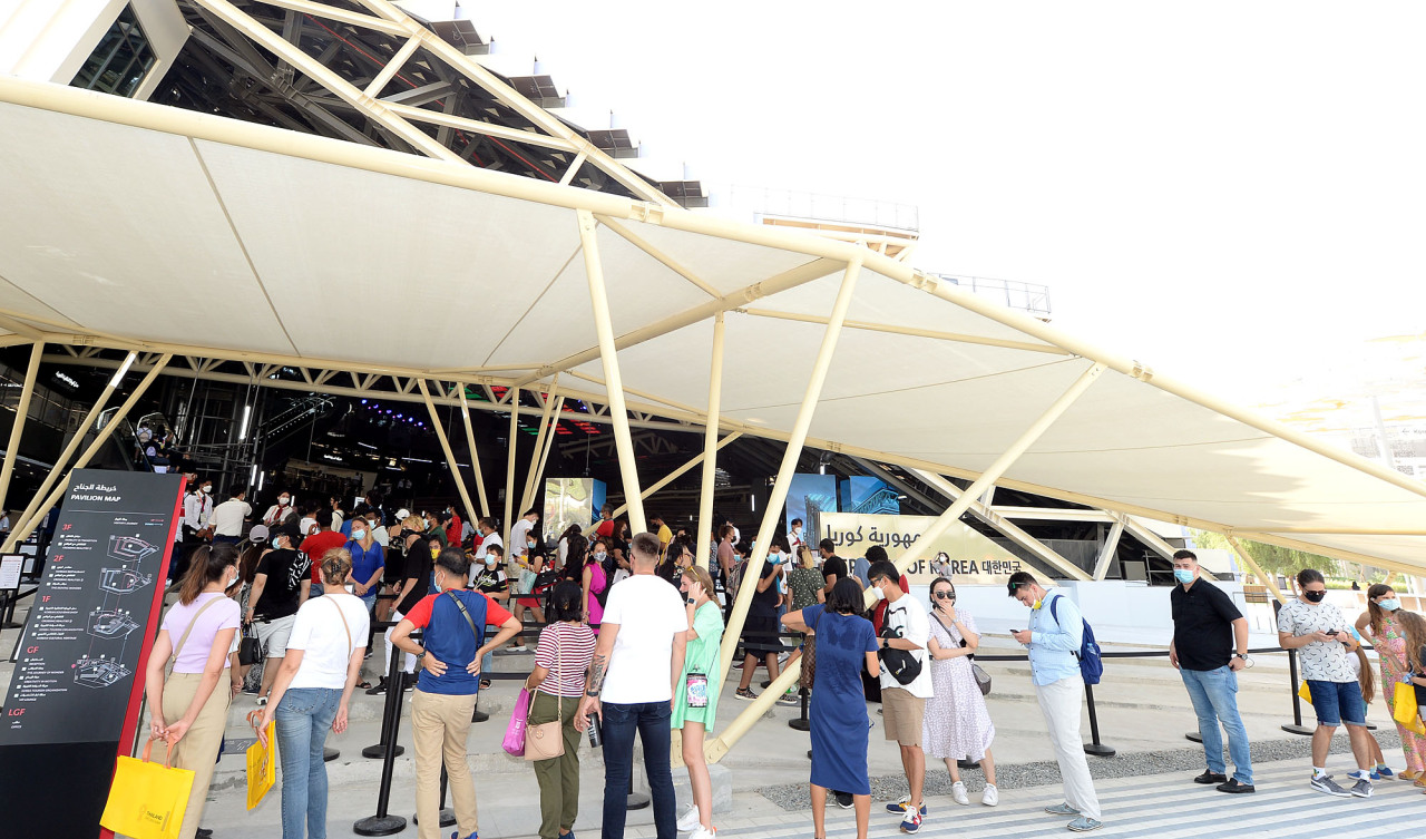 2020 두바이 엑스포 한국관 앞에서 방문객들이 10일(현지시간) 줄을 서서 기다리고 있다.  (코트라 제공)