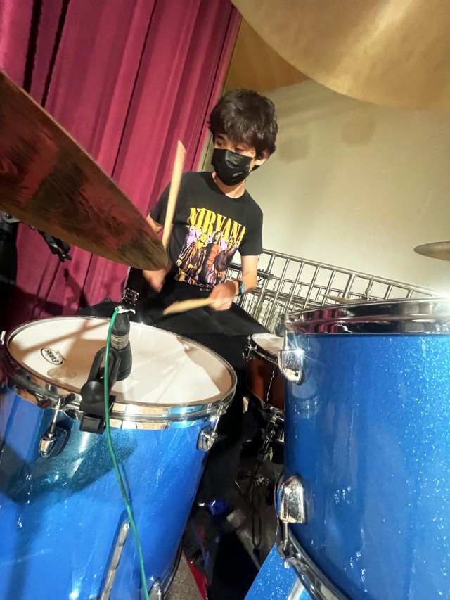 9월 23일 대한민국 캠프 험프리스 포 채플린스 기념교회에서 열린 아가비 찬양팀 리허설에서 15세의 조시 베리만(Josh Berryman)이 드럼을 연주하고 있다.  )