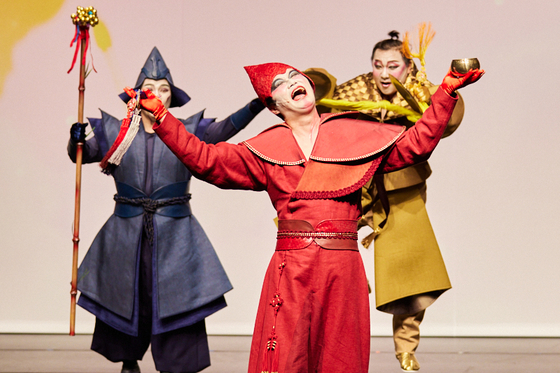 Actors in the upcoming "Sochundaeyuhee: Gwangdae after a Century" rehearse for the performance that is to run from Oct. 22 at the Jeongdong National Theater in central Seoul. [JEONGDONG NATIONAL THEATER]