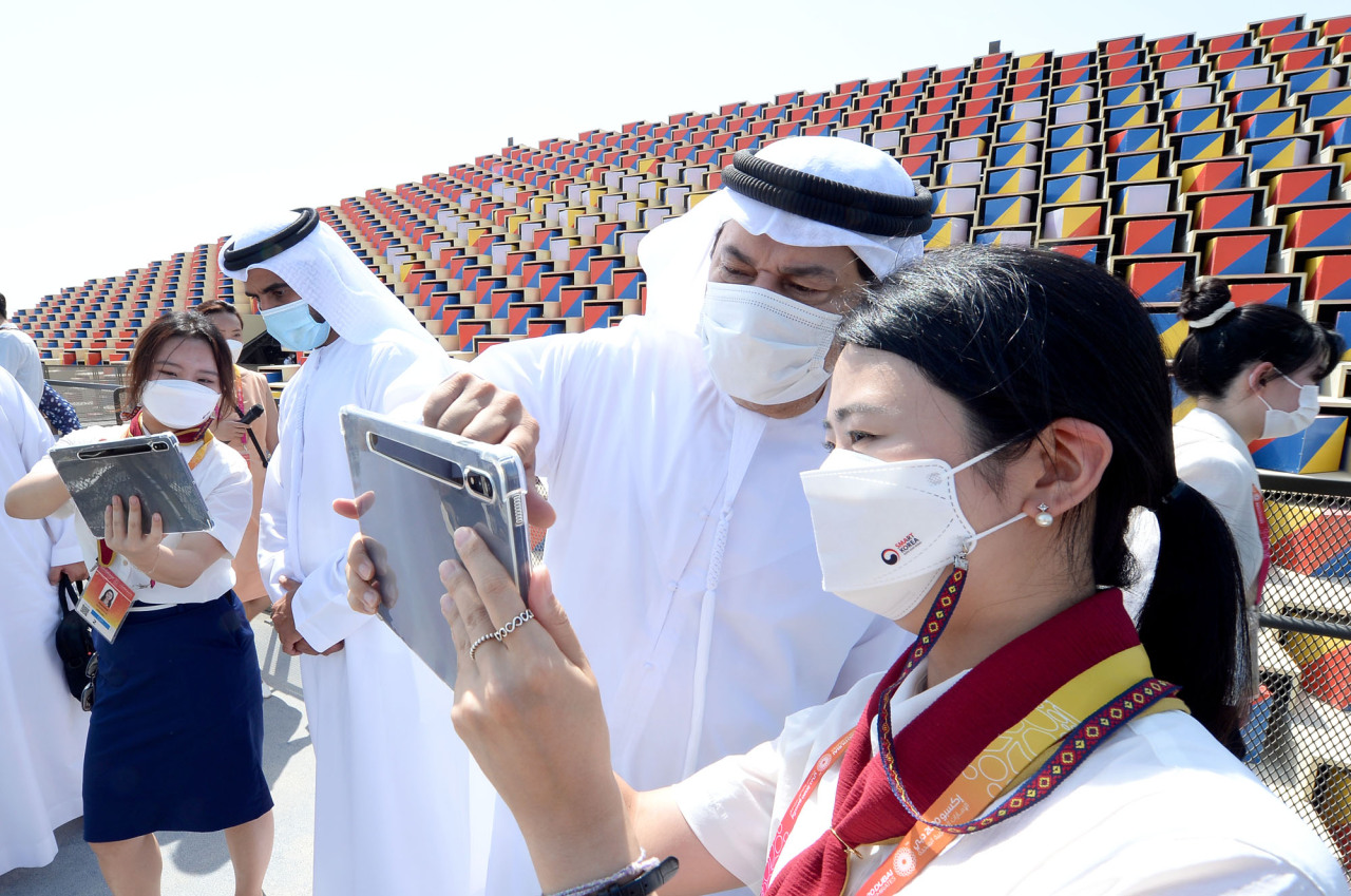 2020 두바이 엑스포 한국관에서 한 관람객이 증강현실 프로그램 런칭을 위해 모바일 기기를 들고 있다.  (코트라 제공)