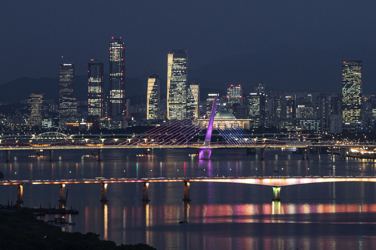 9월 30일 찍은 이 사진은 서울 여의도 금융권의 야경을 담고 있다.  (연합)