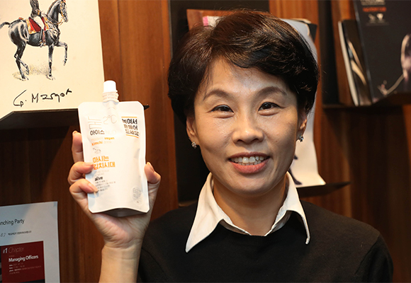 한국의 전 패션 디자이너가 김치를 해독 음료로 만든다.