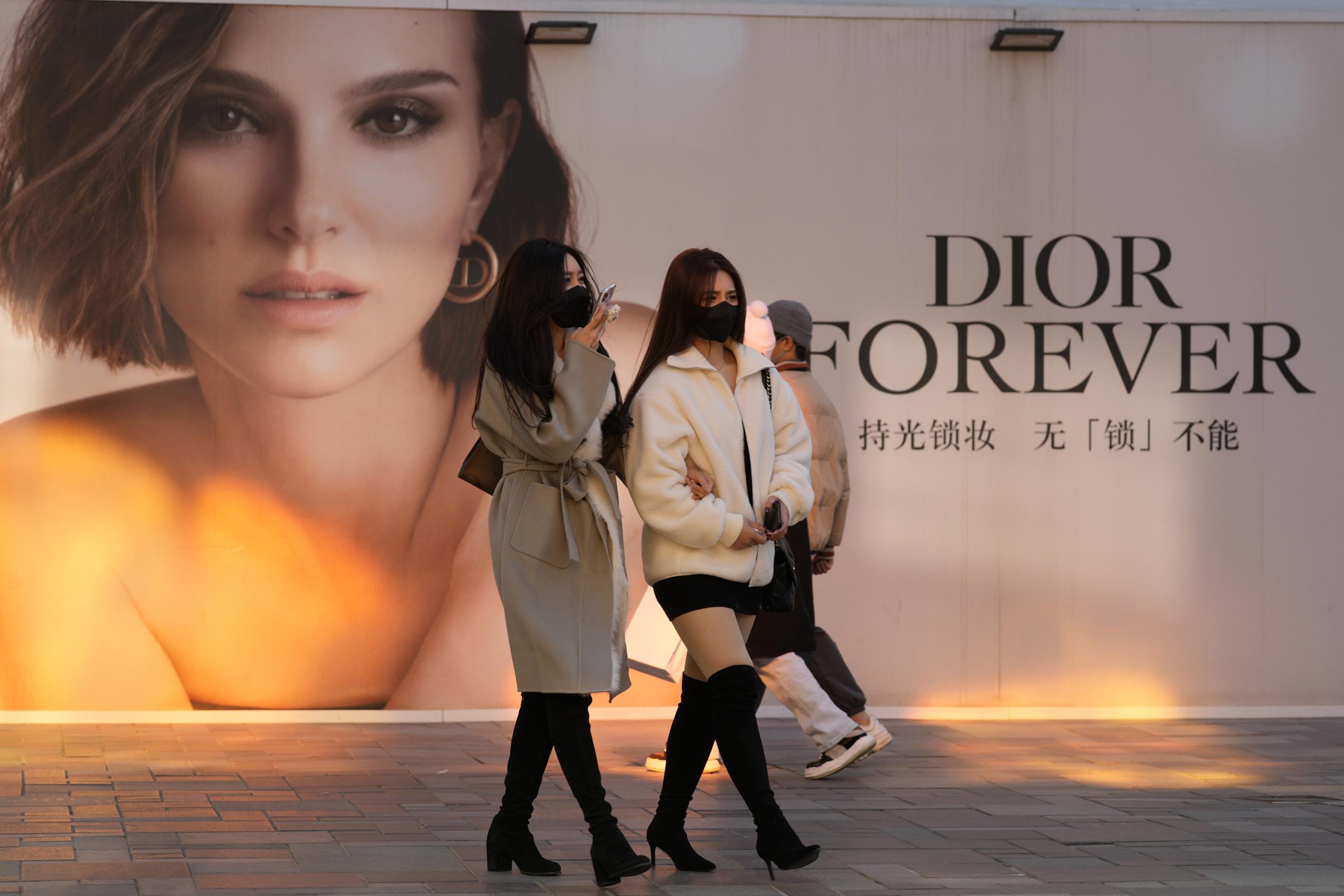 디올 논란에 휩싸인 중국 패션 포토그래퍼, 사과