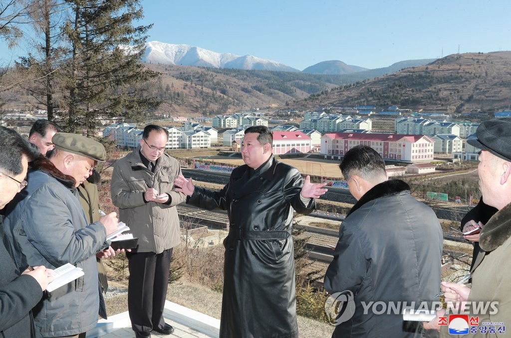(LEAD) N. Korean leader calls for boosting self-reliance at conference