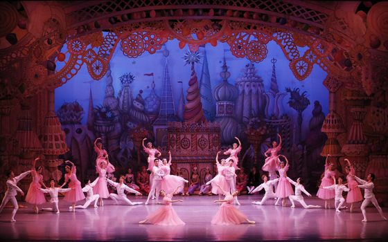 왈츠 꽃 풍경 "호두 까는 집게" 유니버설 발레에서.  이 회사는 Mariinsky Ballet의 Lev Ivanov가 디자인한 원본 버전을 적용했습니다. [KIM KYOUNG-JIN]