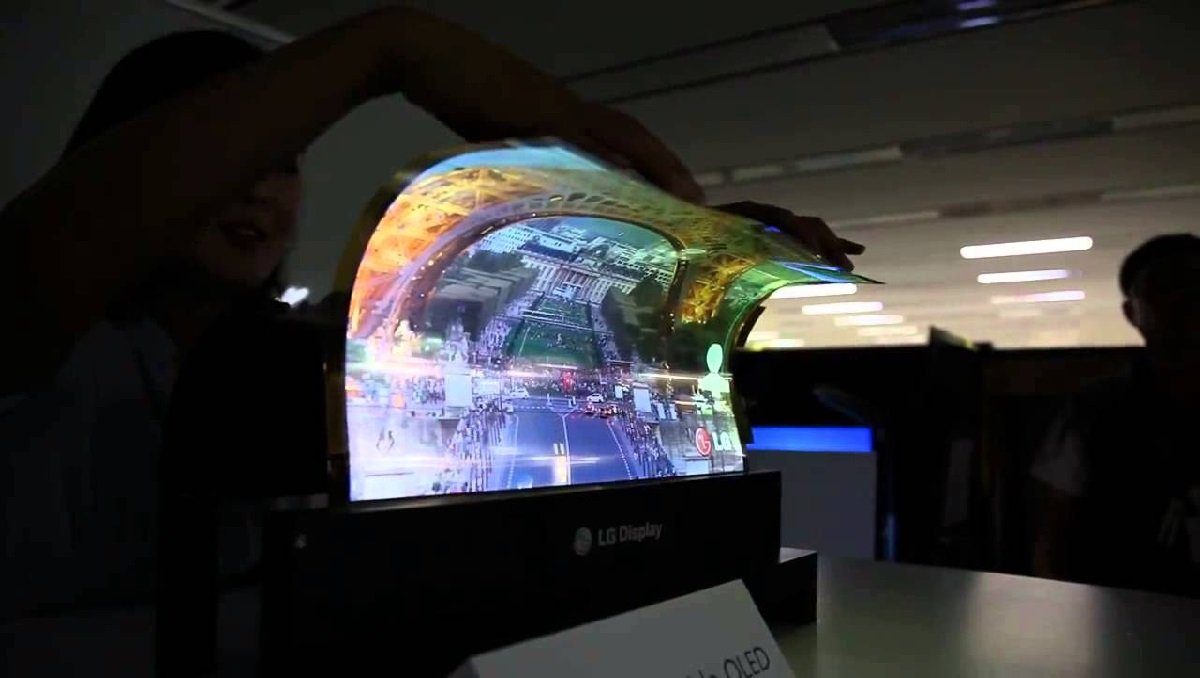 한국의 기술 대기업 LG가 OLED 디스플레이에 유연성을 추가하고 있습니다.  -