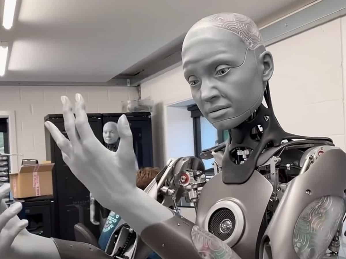 이 로봇은 사람과 같은 얼굴을 만듭니다.