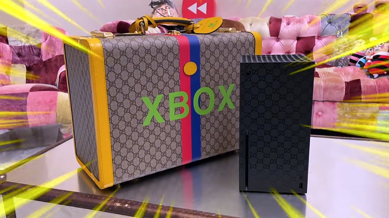 Gucci Xbox Series X의 전면과 체적에는 문자 GG가 있지만 후면은 그렇지 않습니다.  HDMI 케이블과 소켓도 이탈리아 패션 하우스의 상표가 아닙니다.  (스크린샷: 히카킨TV / 유튜브)
