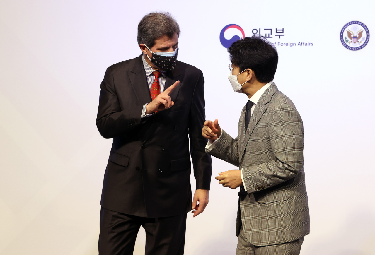 Second Vice Foreign Minister Choi Jong-moon (R) and Jose W. Fernandez, U.S. undersecretary of state for economic growth, energy and the environment, talk during the fifth ROK-US Joint Public-Private Economic Forum held in Seoul on Thursday. (Yonhap)