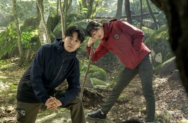 A scene from “Jirisan,” with Ju Ji-hoon (left) and Jun Ji-hyun (tvN)