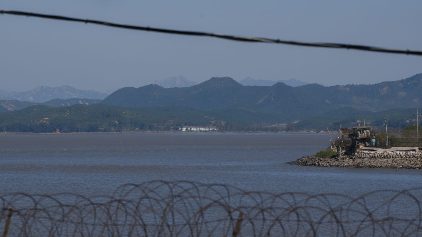 체조 선수가 남한으로 망명한 후 우연히 북한으로 걸어 들어간 방법