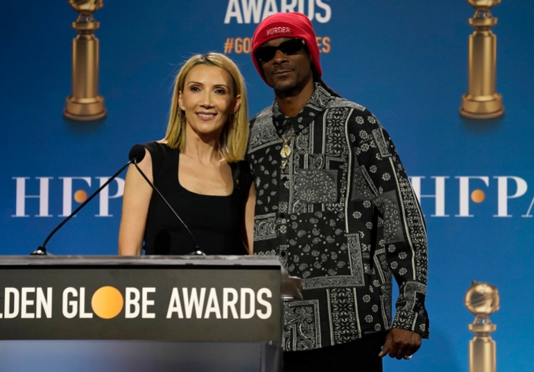 헐리우드 외신기자협회(Hollywood Foreign Press Association)이자 스눕 독(Snoop Dogg) 회장인 헬렌 호니(Helen Hoeney)가 제79회 골든글로브 시상식 후보 지명 행사 후 서 있다.