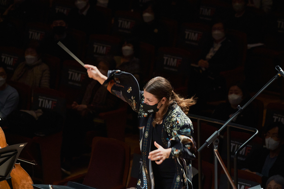 Dalia Stasevska conducts the Tongyeong Festival Orchestra during the opening concert of the 20th Tongyeong International Music Festival (TIMF) on Friday at Tongyeong Concert Hall in Tongyeong, South Gyeongsang. [KIM SI-HOON]