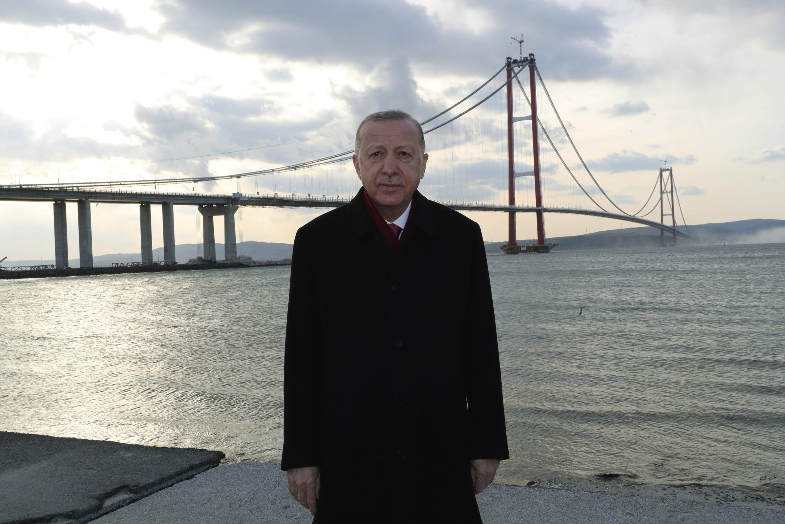 터키는 유럽과 아시아를 연결하는 거대한 다리를 건설하고 있습니다.