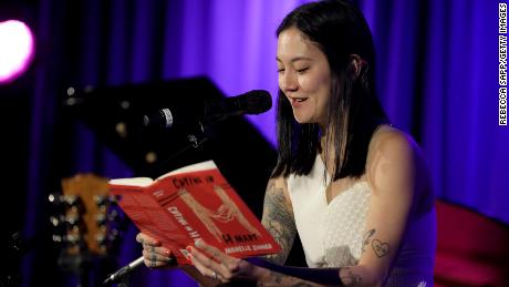 일본 조식 쇼의 리드 싱어인 Michelle Zoner는 지난달 로스앤젤레스에서 자신의 책을 읽고 있습니다. 
