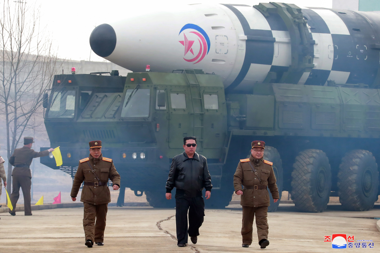 북한은 유엔을 피하면서 핵 능력을 계속 개발하고 있습니다.