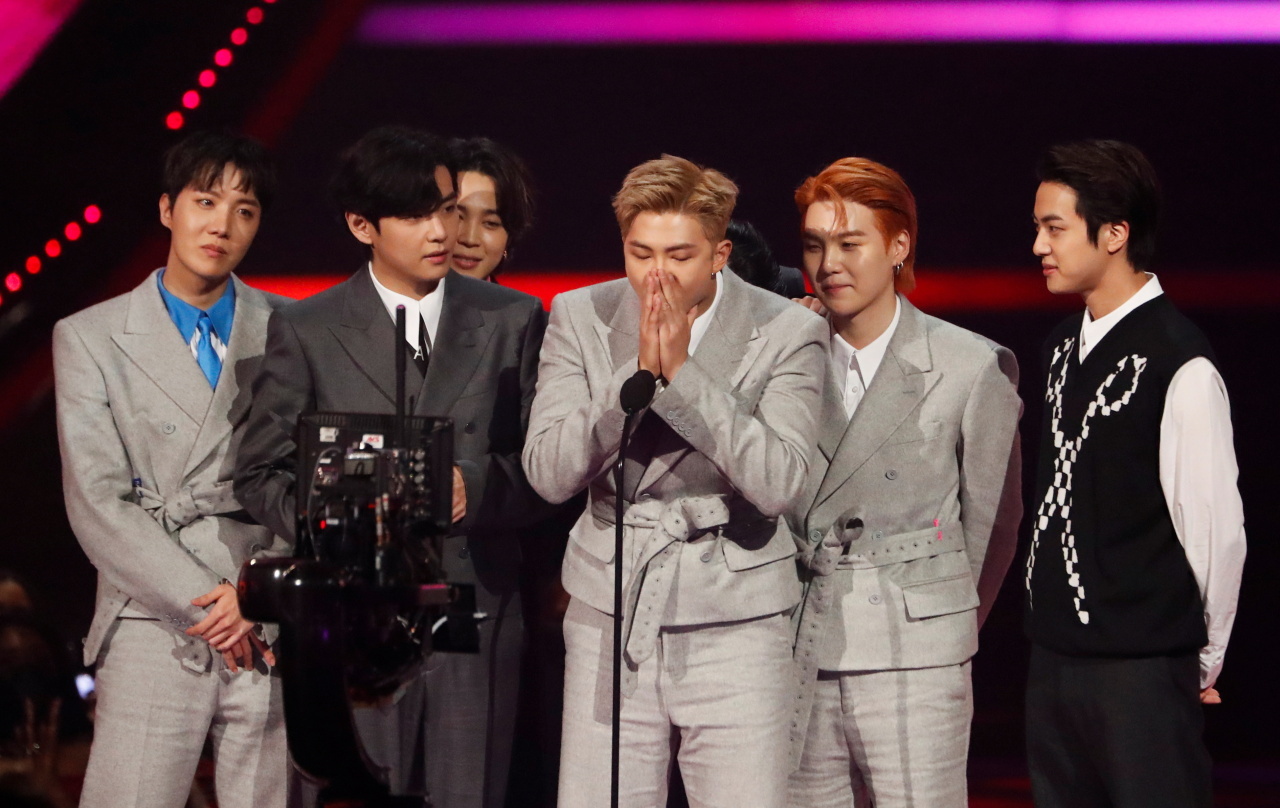 방탄소년단(BTS)이 2021년 11월 미국 로스앤젤레스에서 열린 제49회 아메리칸 뮤직 어워드에서 올해의 아티스트상을 수상했다. (Reuters-Yonhap)