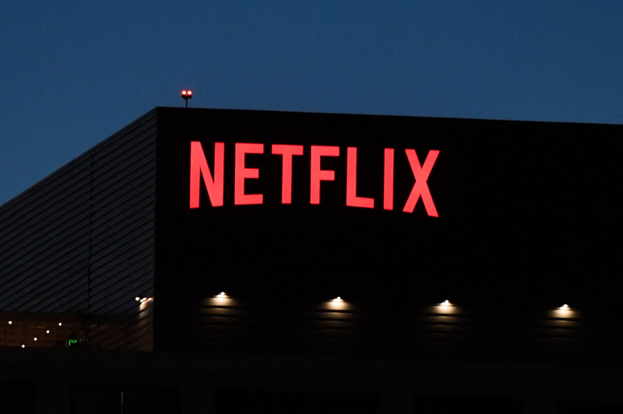 2021년 10월 19일에 찍은 이 파일 사진에서 Netflix 로고가 Netflix, Inc. 건물에 나타납니다.  캘리포니아 로스앤젤레스의 선셋 대로에서.  (AFP-연합)