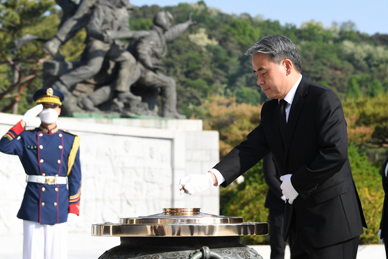 이종섭 국방부 장관이 10일 취임식을 마친 뒤 서울 동각구 국립묘지에서 조문을 하고 있다. [YONHAP]
