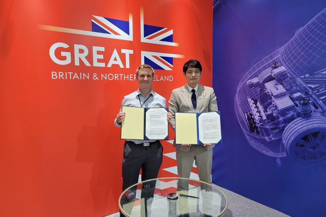 (l-r) Greg Harris (CCO, IE) and Seong-ho Hong (CEO, Hogreen Air) signed an agreement on the UK Pavilion stand hosted by the Advanced Propulsion Centre (APC)