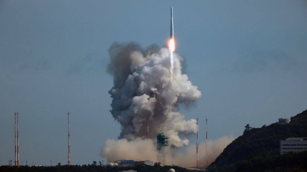 한국은 두 번째 시도에서 자체 제작 우주 로켓을 발사했습니다.