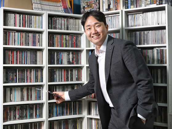 Pop culture critic Jung Min-jae poses at his home office. [PARK SANG-MOON]