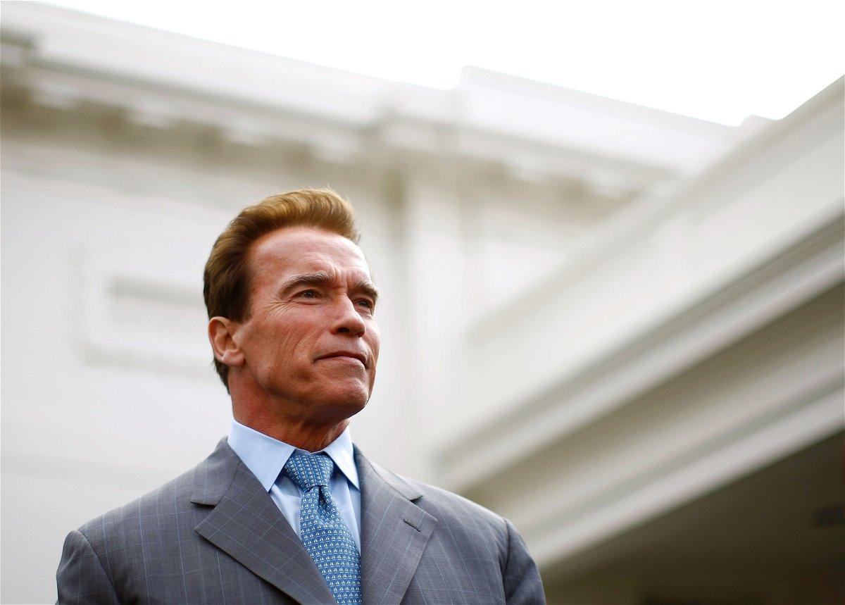 Arnold Schwarzenegger가 Vanguard에서 가상 집을 찾는 동안 Call of Duty 팬은 편을 선택합니다.