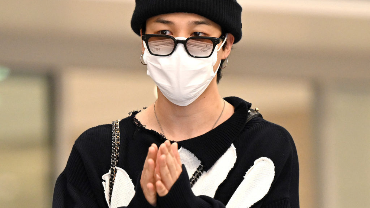 집에 돌아온 지민!  방탄소년단(BTS) 가수, 우아한 OOTD 공항에서 팬들에게 숨을 헐떡거리게 한다.