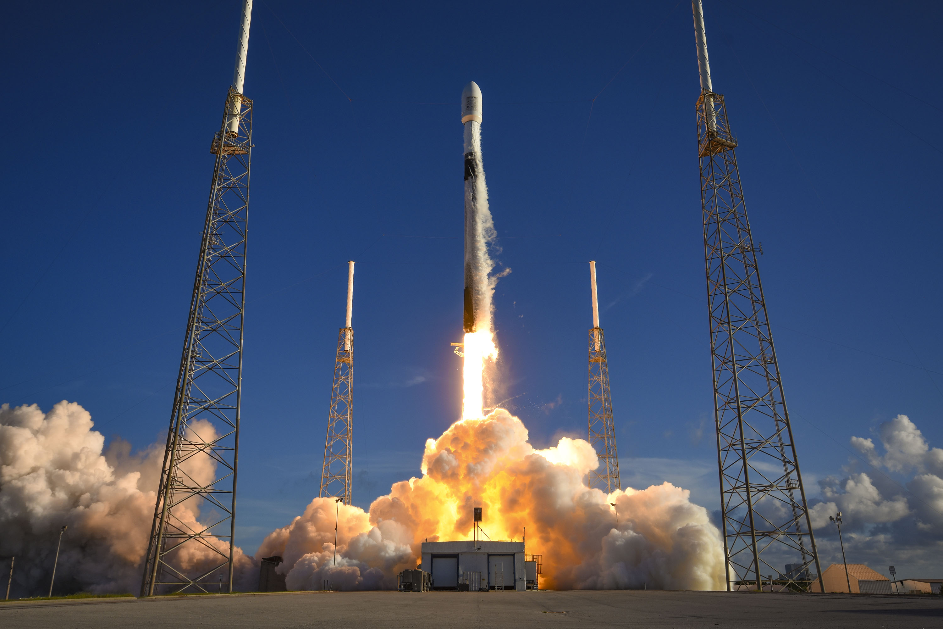 SpaceX의 Falcon 9 로켓은 한국에서 다누리 달 탐사선을 발사합니다.