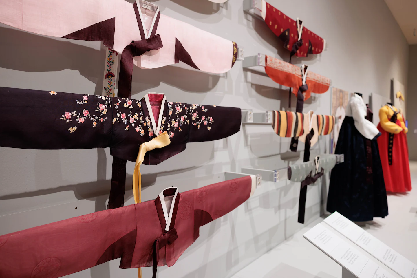 GWU 섬유 박물관은 한국의 옛 패션과 새로운 패션을 전시합니다.