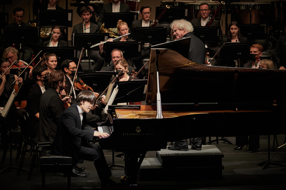 Korean pianist Cho Seong-jin performs together with the London Symphony Orchestra under the baton of Sir Simon Rattle on Oct. 13 to officially open the new LG Arts Center Seoul in Magok, western Seoul. [KIM YOON-HEE, LG ARTS CENTER]