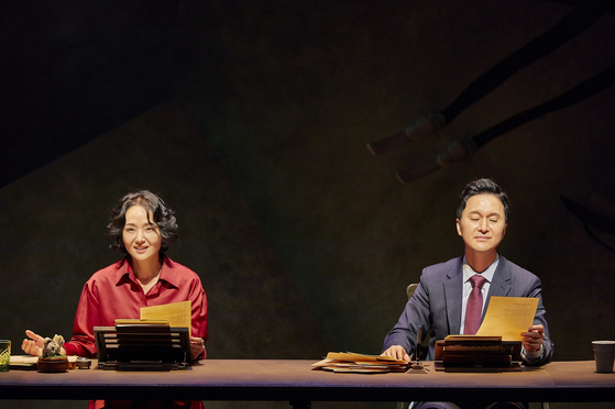 Actors Bae Jong-ok, left, and Jang Hyun-sung perform A. R. Gurney’s play “Love Letters,” which runs at the Seoul Arts Center in southern Seoul until Nov. 13. [PARK COMPANY]