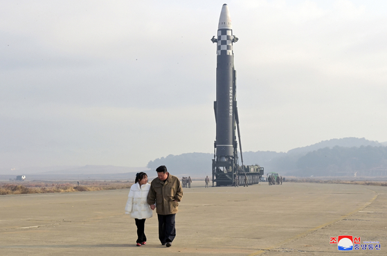 김정은의 딸, 화성-17형 ICBM 발사식에 처음 등장