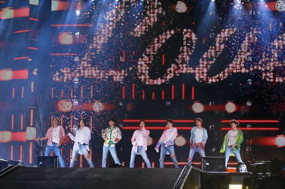 방탄소년단이 2019년 10월 11일 킹 파드 인터내셔널 스타디움에서 콘서트를 하고 있다. [BIGHIT MUSIC]