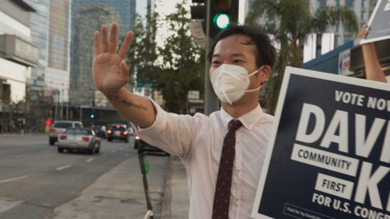 다큐멘터리의 한 장면 "선택" David Kim은 로스앤젤레스 34구역의 사람들을 대표하여 2020년 의회에 출마하는 로스앤젤레스 거리에 나타납니다. [CONNECT PICTURES]